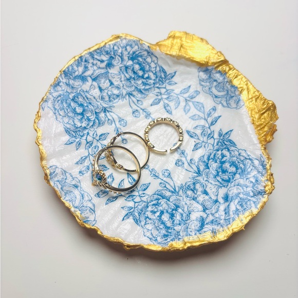Handcrafted shell ring dish with blue floral decoupage design - Picture 2 of 4